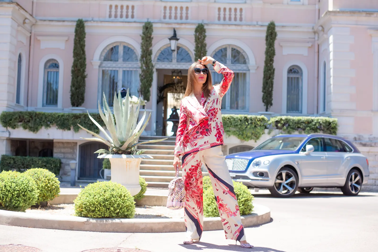 Quick glance captured in event photography at an elegant event