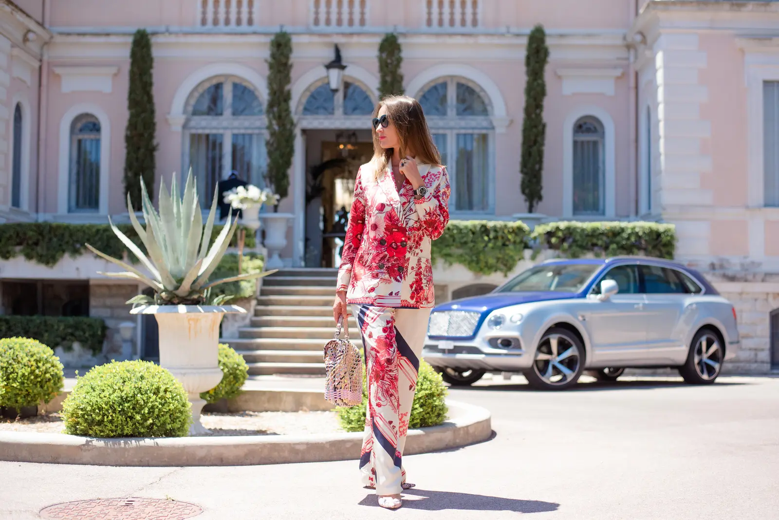 Warm glow in event photography at a lively gathering in Nice