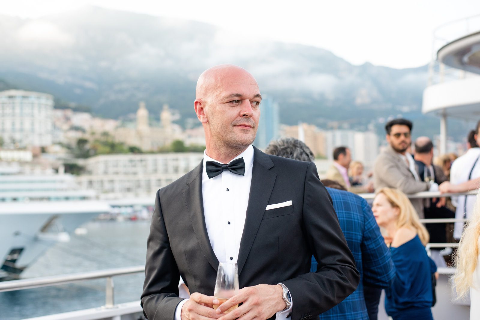 Engaging scene in event photography at a dynamic French forum