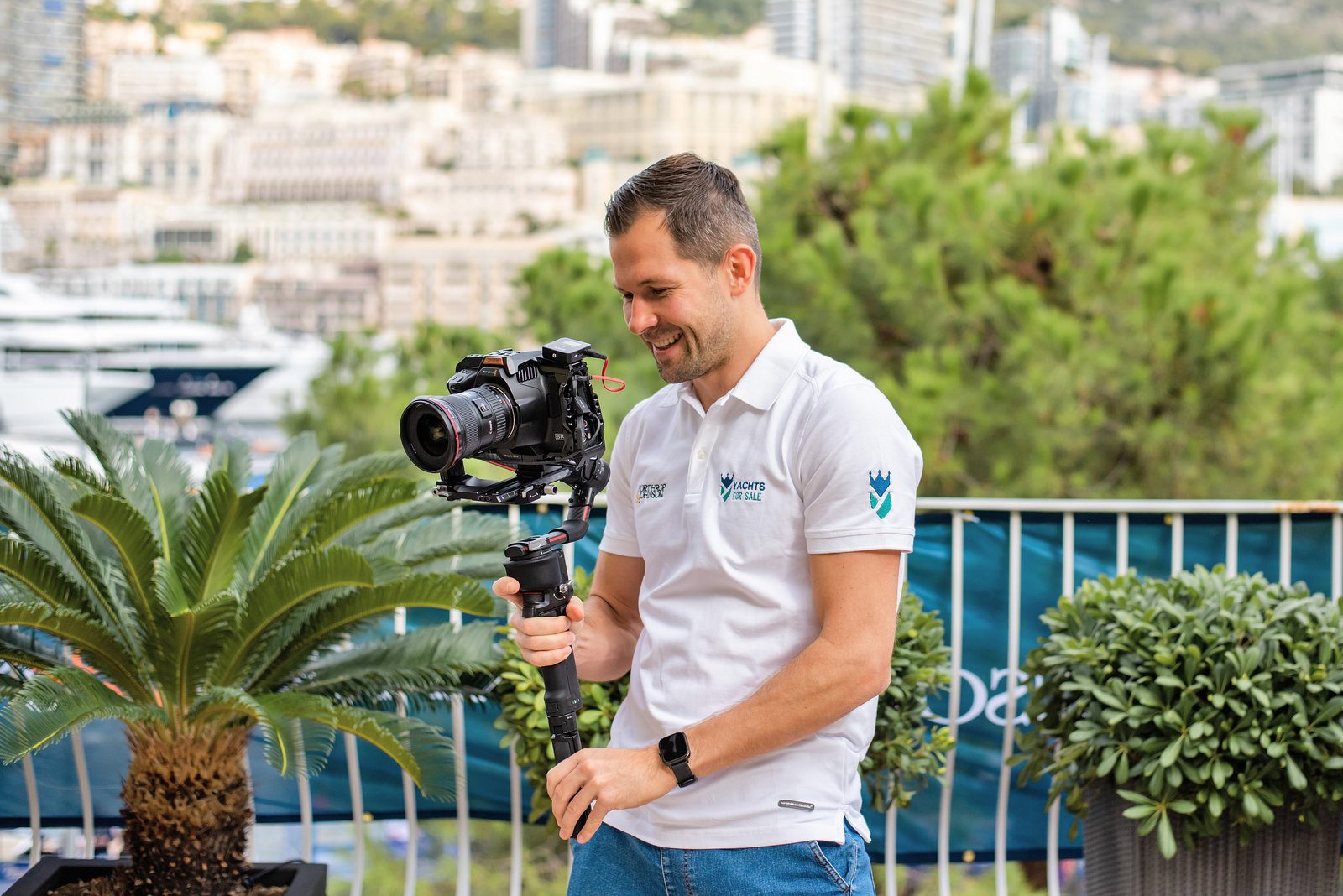 Fleeting glimpse in event photography at a stylish French show