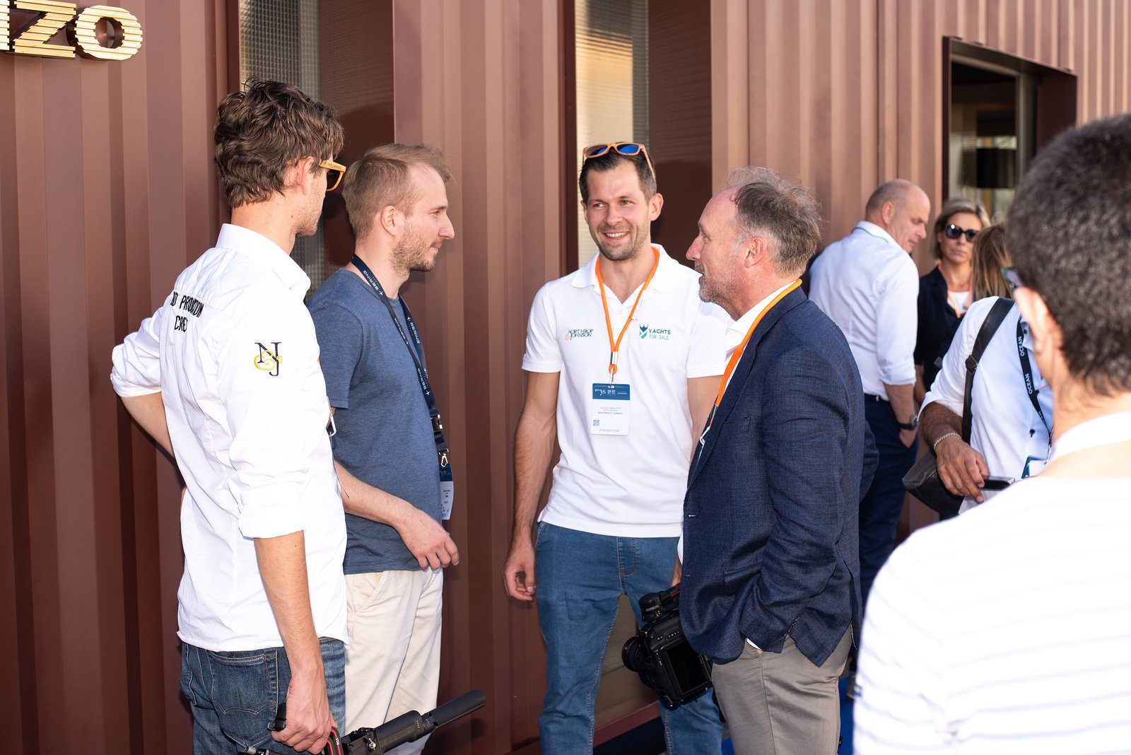 Radiant aura in event photography at a stylish French show