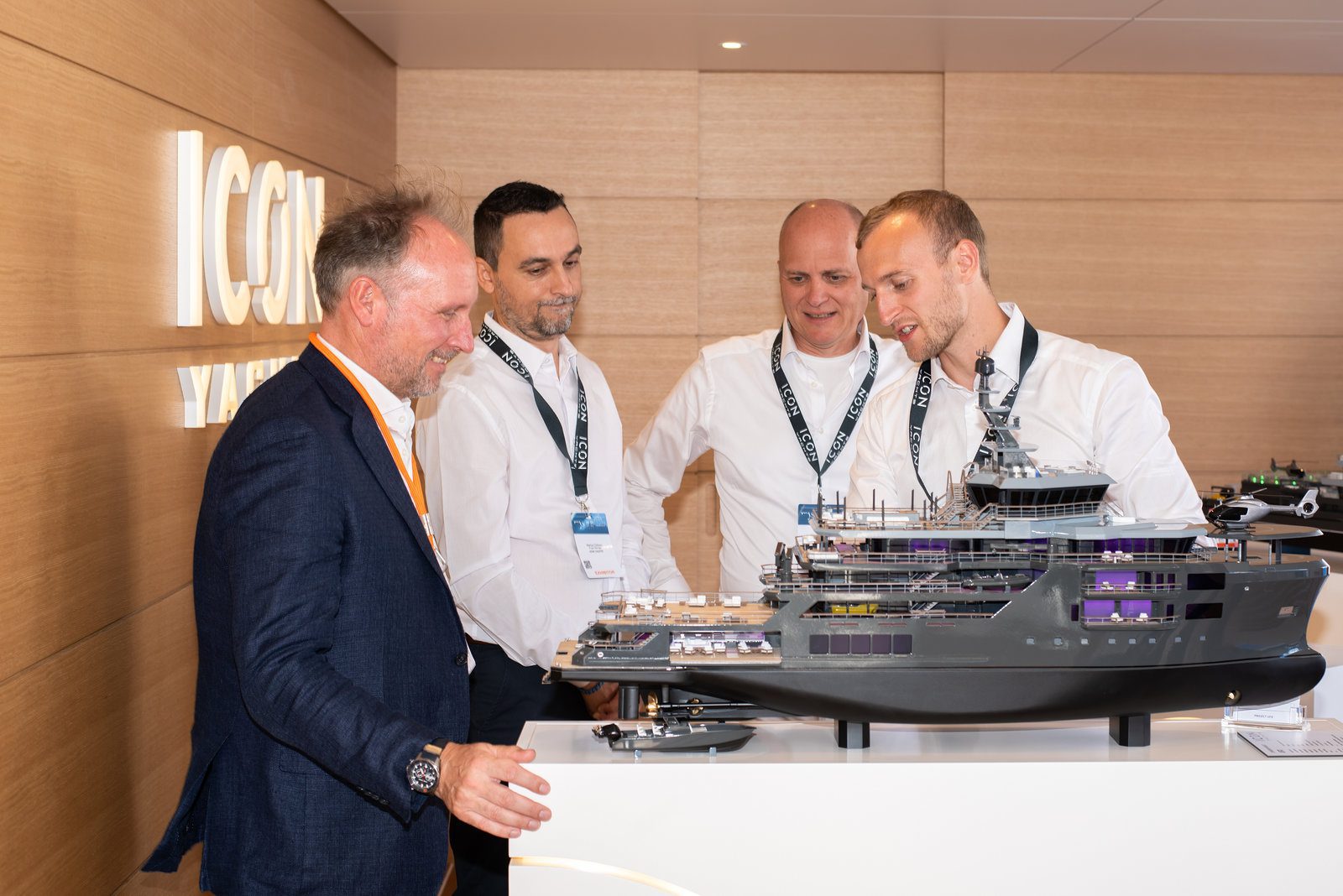 Fleeting glimpse in event photography at a glamorous French show