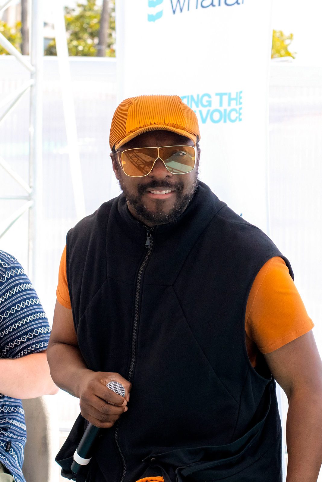 Lively atmosphere in event photography at a glamorous Riviera event