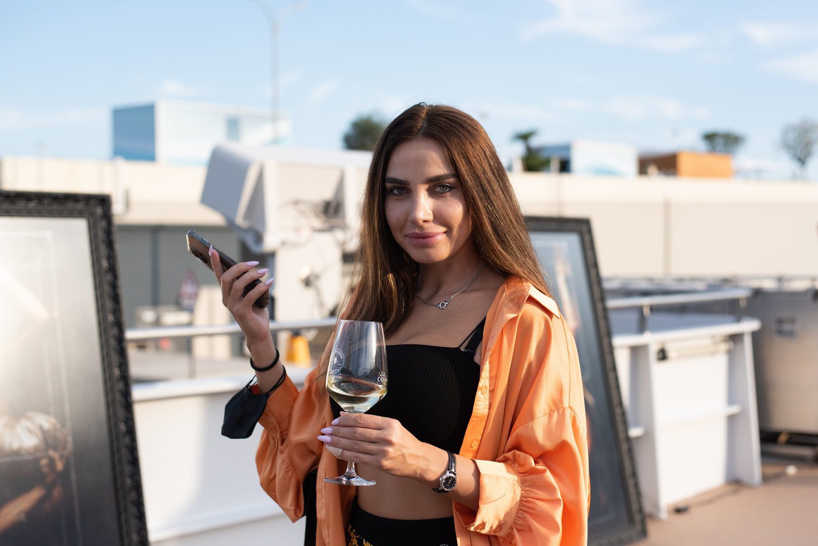 Vivid tone in event photography at a dynamic gathering