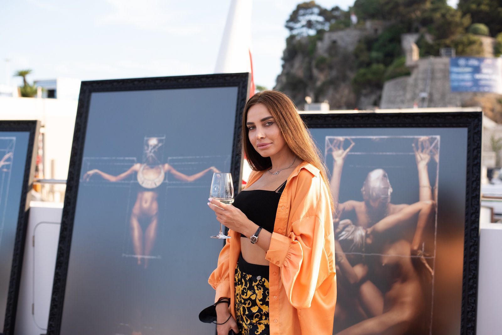 Thoughtful reflection in event photography at a dynamic gathering