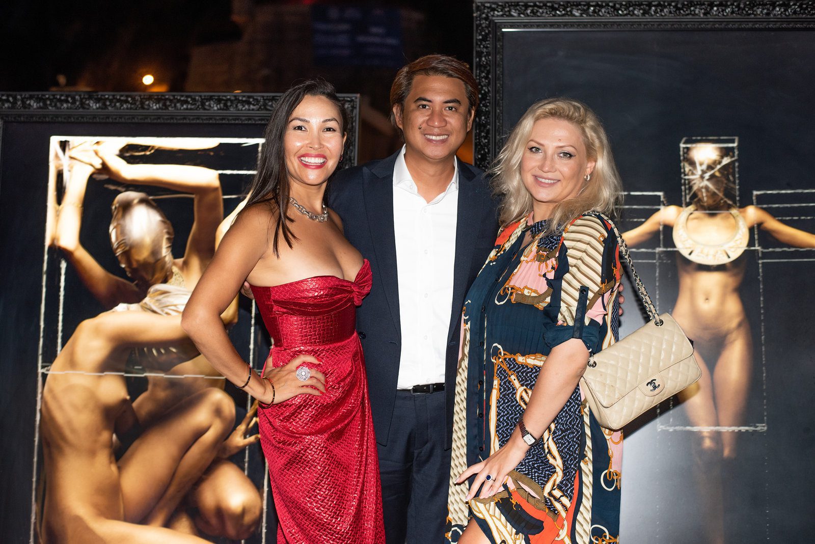 Thoughtful reflection in event photography at a dynamic French forum