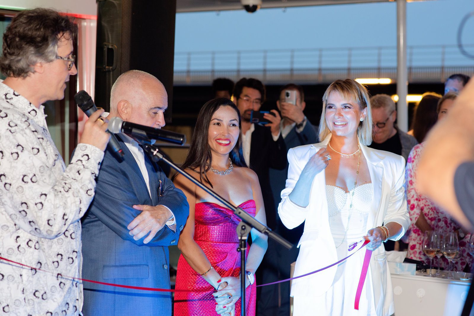 Glamorous moment in event photography at a stylish event