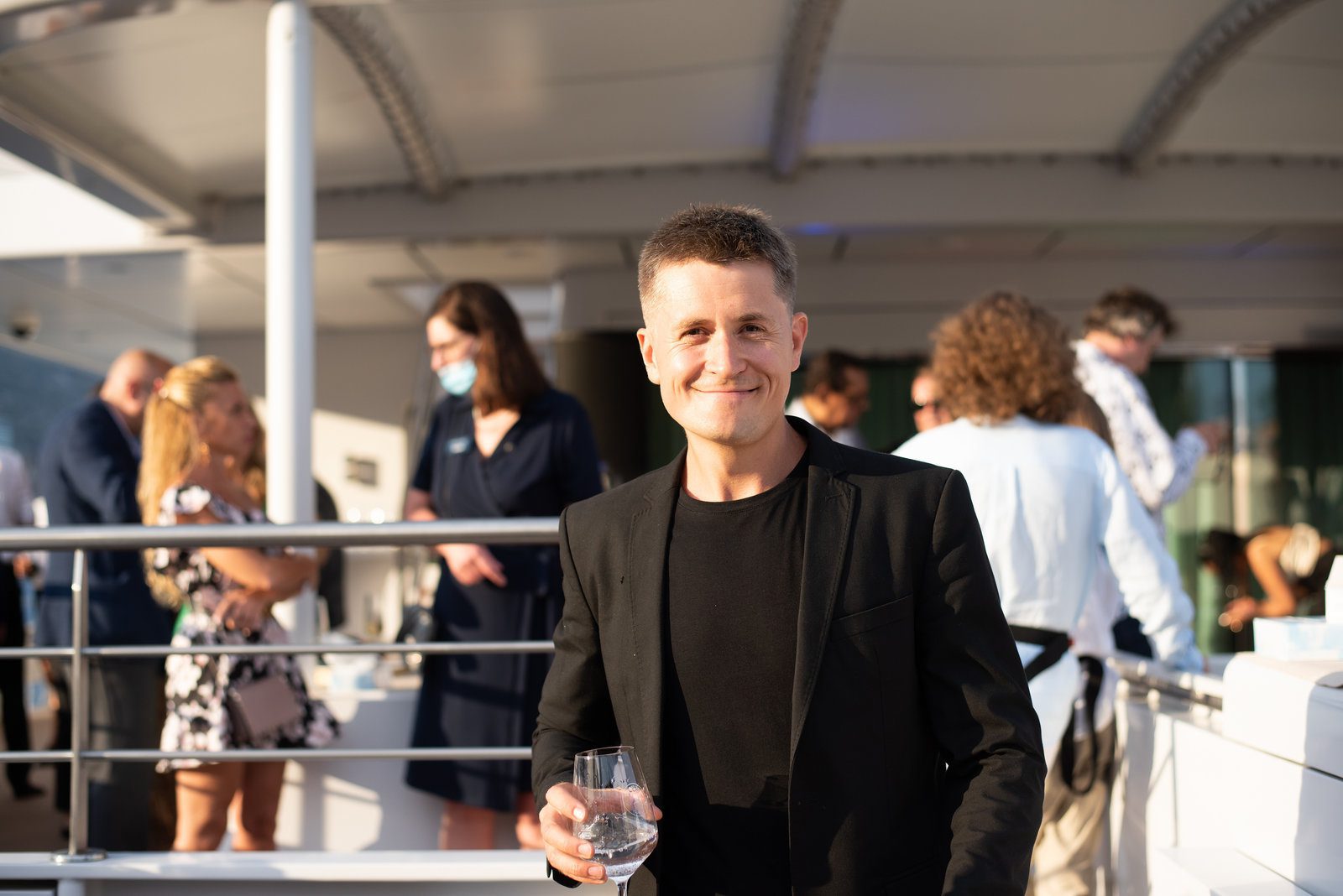 Quick glance in event photography at a stylish event