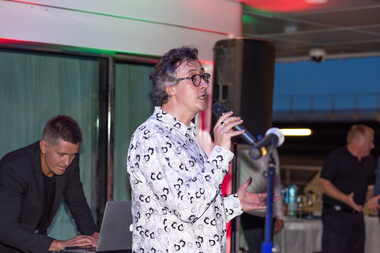 Fleeting glimpse in event photography at a stylish event