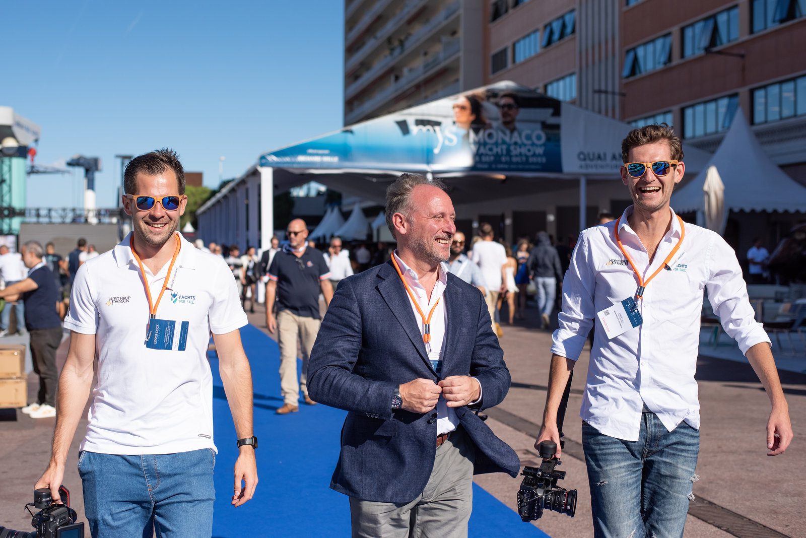 Quick glance in event photography at a stylish French show