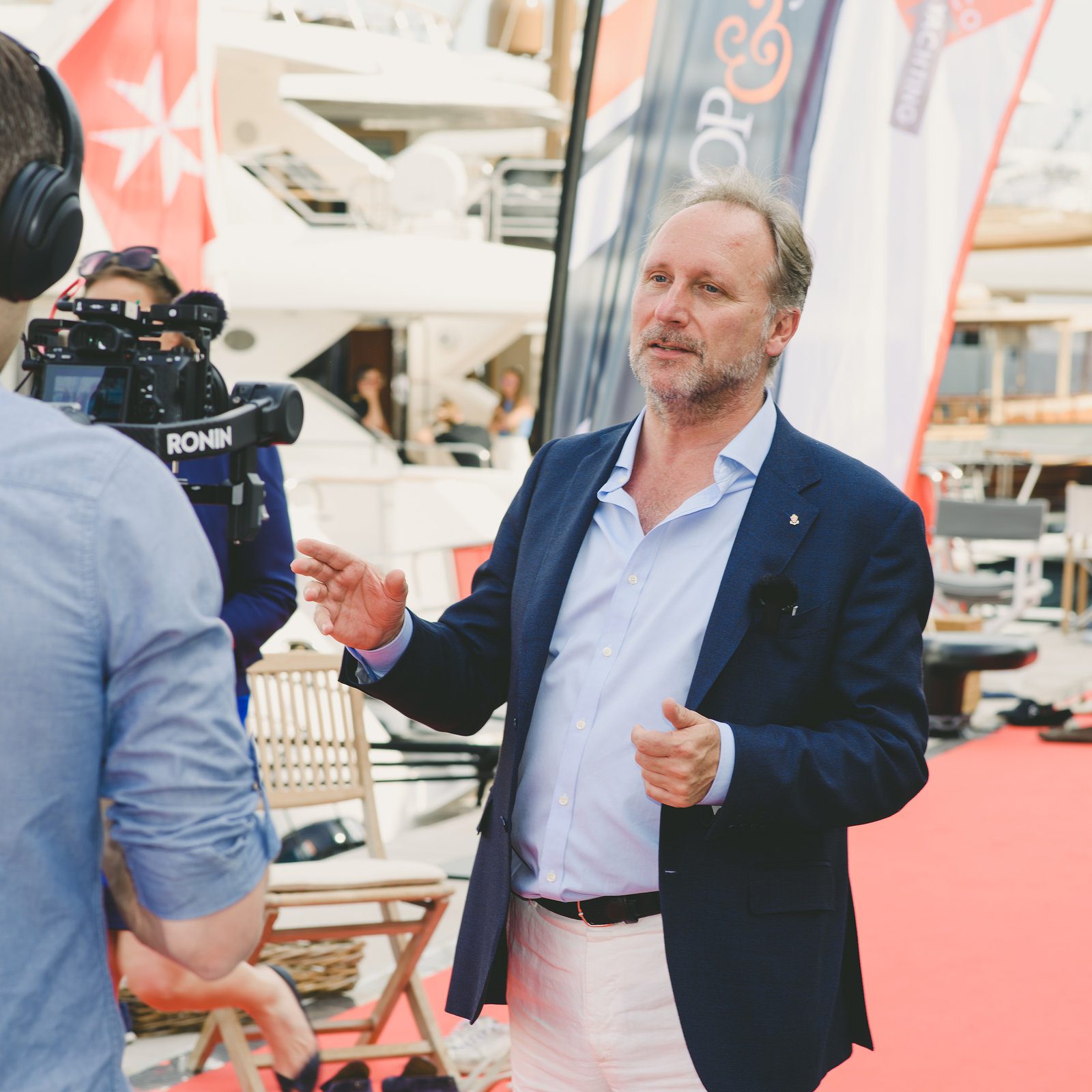 Fleeting glimpse in event photography at a glamorous French show