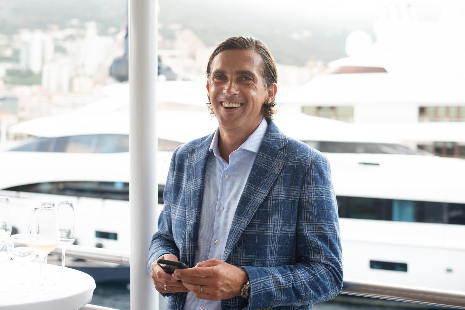 Passionate moment in event photography at a vibrant French gathering