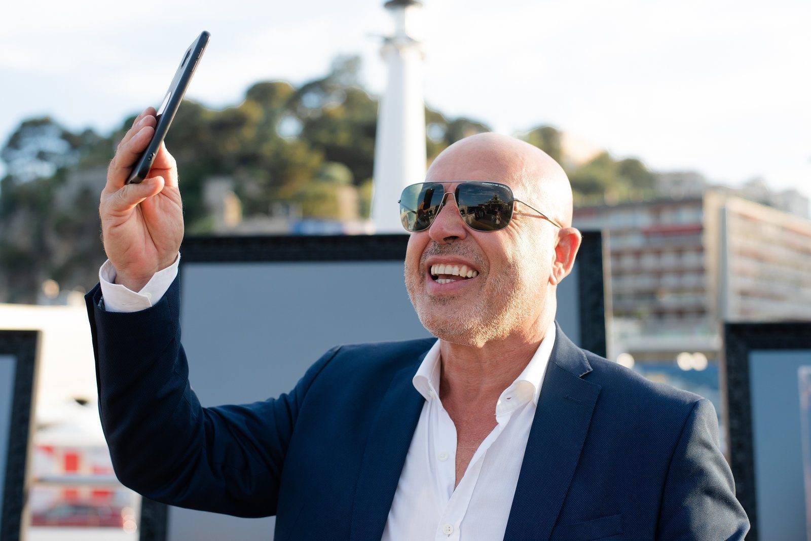 Lively atmosphere in event photography at a vibrant conference