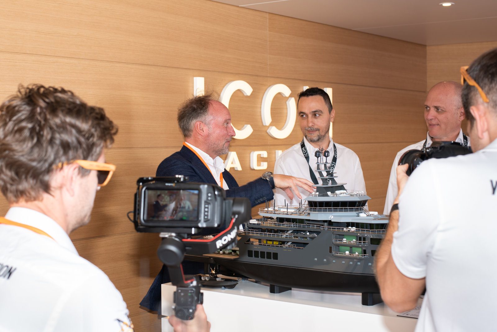 Engaging scene in event photography at a vibrant French show