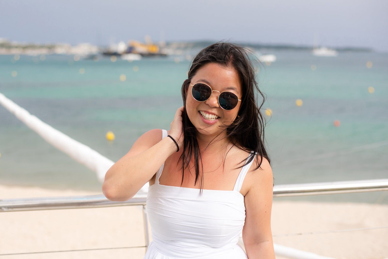 Charming allure in event photography at a stylish coastal event