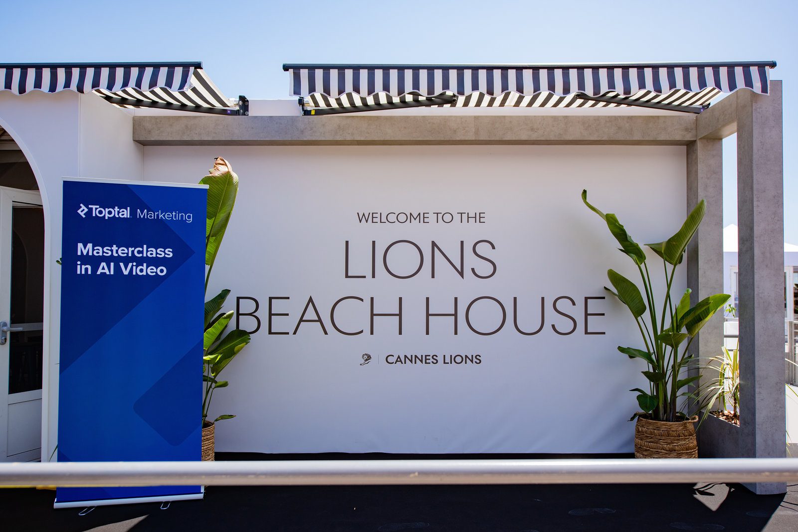 Captivating event photography French Riviera displaying Toptal Marketing business networking and corporate activities