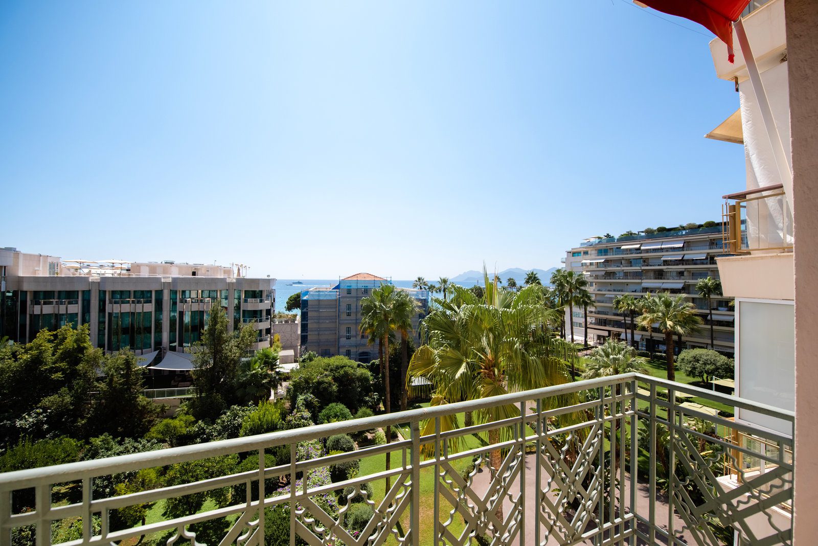 Refined real estate photography French Riviera capturing Cannes apartment elegant property showcase